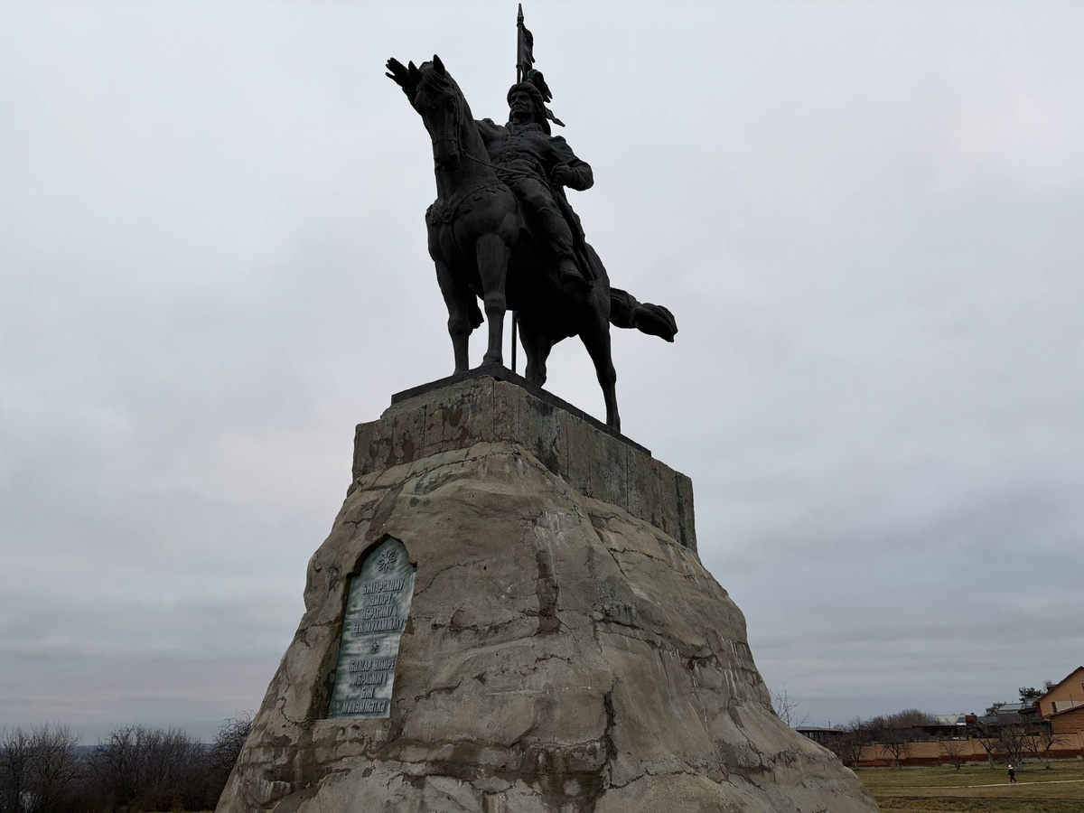 Памятник эмиру Волжской Булгарии Ибрагиму в Елабуге