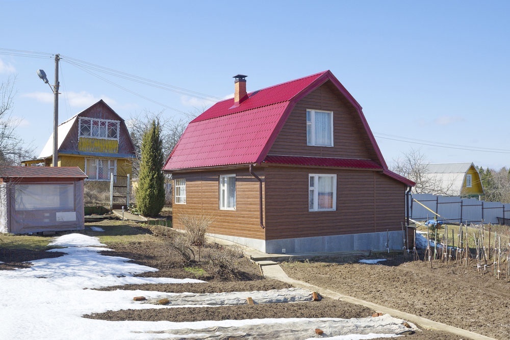    После зимы дачу нужно приводить в порядок: уборка, обрезка деревьев, подготовка грядок. Это основа будущего урожая. / koromelena/iStock