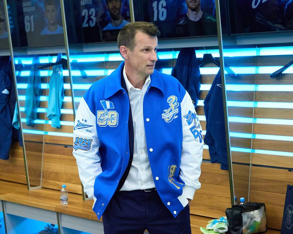 А это главный тренер "Зенита" Сергей Семак и его новая курточка - подарок от руководителей клуба к 50-летию.   