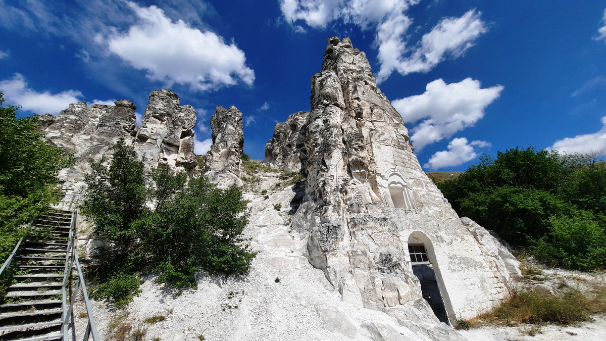 В галерее 9 фотографий, они сняты за одну недельную поездку, но в разное время: подряд - три фото - Дивногорье, три фото - Белогорский мужской монастырь, три - пещерные монастыри Костомарово. Фотографий тех мест в моём архиве очень много, все они заслуживают внимания, все яркие и разные, разные виды и природные объекты. Эти фотографии - как пример.
