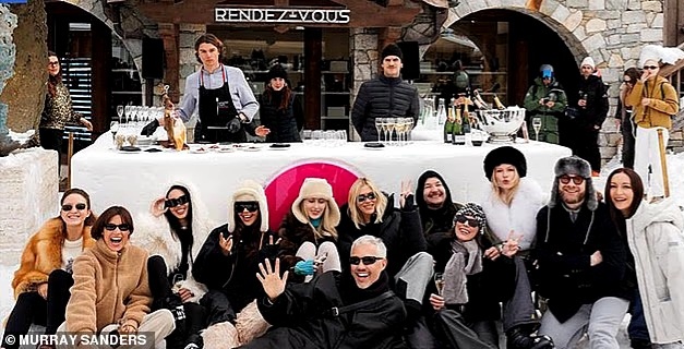 Фотографии российских VIP-персон в Instagram (как на фото выше), отдыхающих на горнолыжном курорте Куршевель во Франции, вызвали возмущение в Москве. Высокопоставленные политики осудили их за то, что они четыре дня и четыре ночи пили коктейли и ели икру, в то время как в стране идет война.