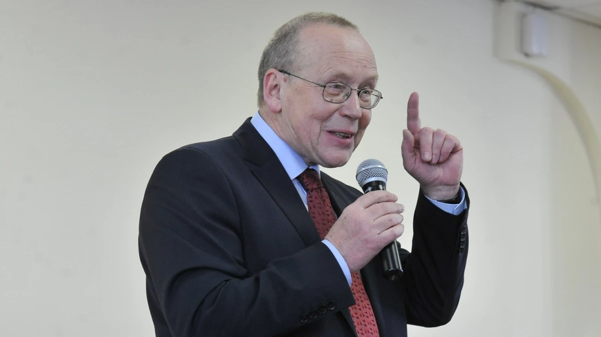 Автор и бессменный ведущий — Юрий Вяземский, который имеет неформальное звание «Заумник».