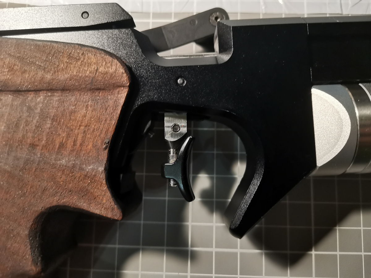 Краска на крючке слезает от прикосновения