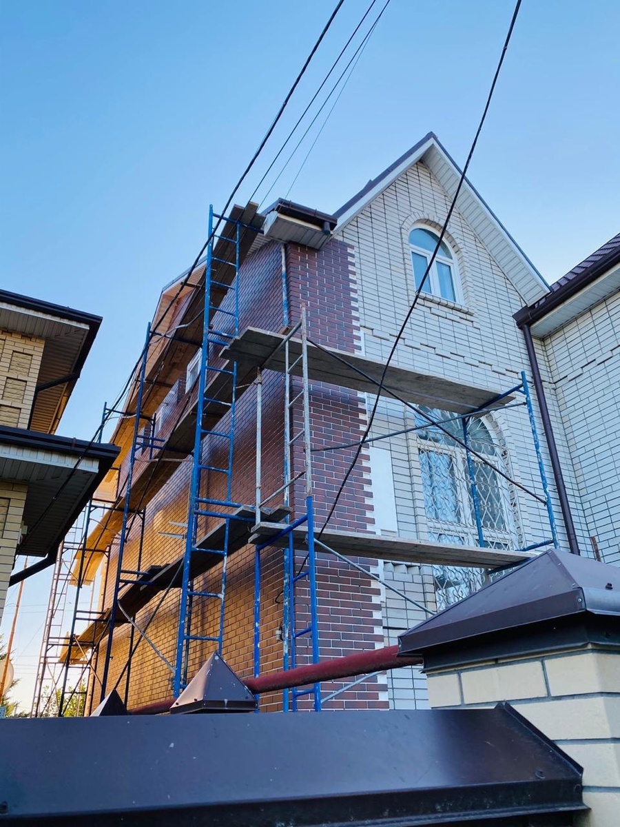 Фото прелдоставлено партнером, ссылка в конце статьи. Утепление кирпичного дома и изменение врнешнего вида.