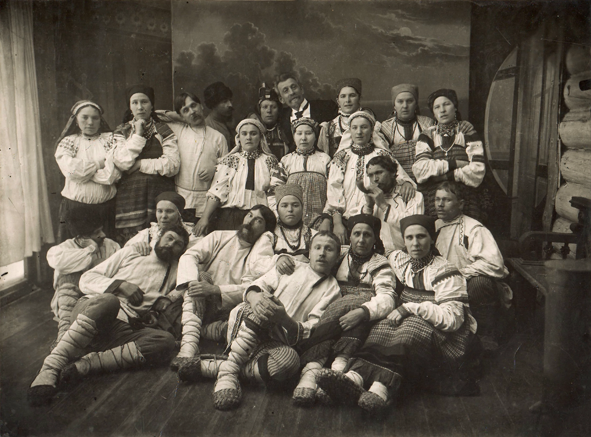    Митрофан Ефимович Пятницкий с участниками первых концертов крестьянского хора. 1910-е / Таловский районный историко-краеведческий музей