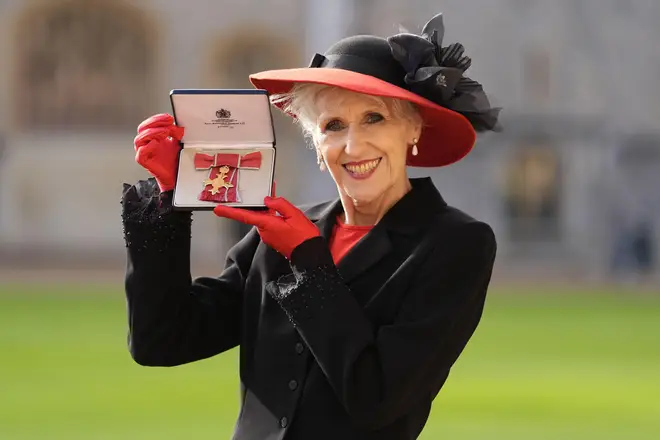 Анита Добсон позирует для фото после церемонии награждения орденом Британской империи в Виндзорском замке. 