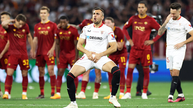 Жоан Жордан схватился за пах в финале Лиги Европы после победы. Фото Getty Images