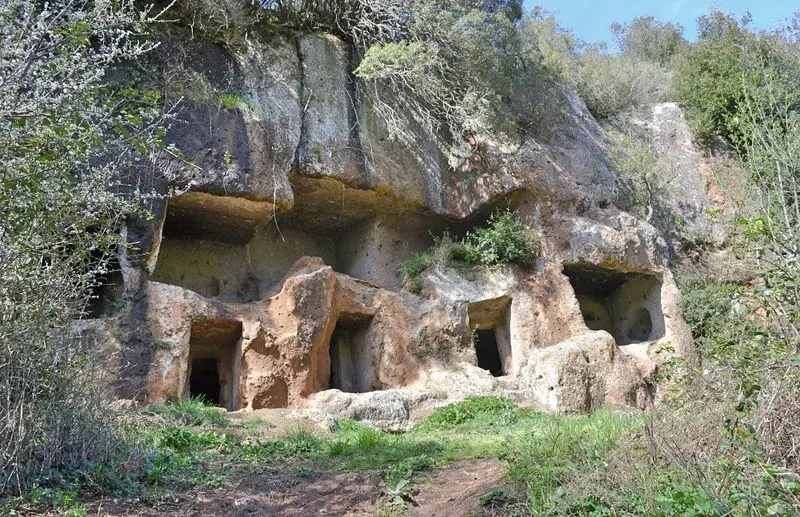 Впервые за 2600 лет: учёные вскрыли запечатанную гробницу этрусков. Что они нашли внутри?