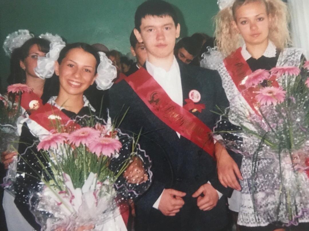 Анна Грачевская в школьные годы, слева. Фото: СтарХит