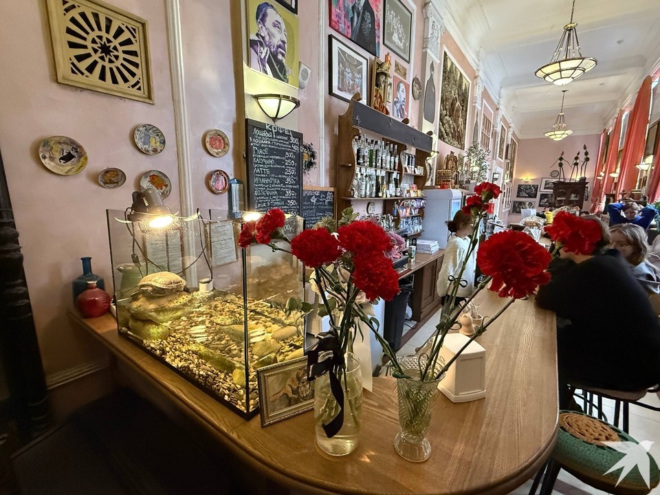    В буфете стойка была занята красными гвоздиками с черной ленточкой Олег ГАЛИМОВ