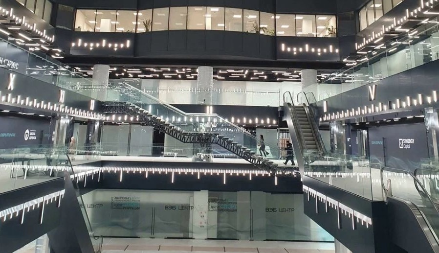 Покраска металлической лестницы в торговом центре