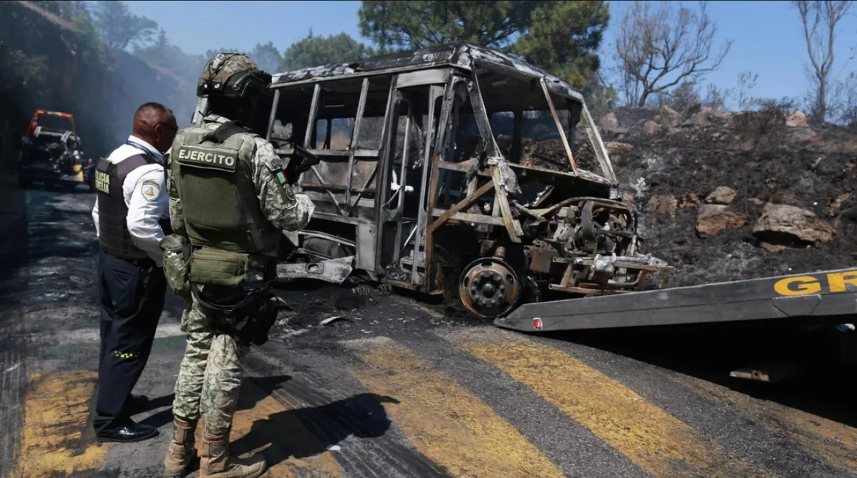 Мексиканские военные патрулируют дороги после боев с наркокартелями (Фото: AP/TASS)