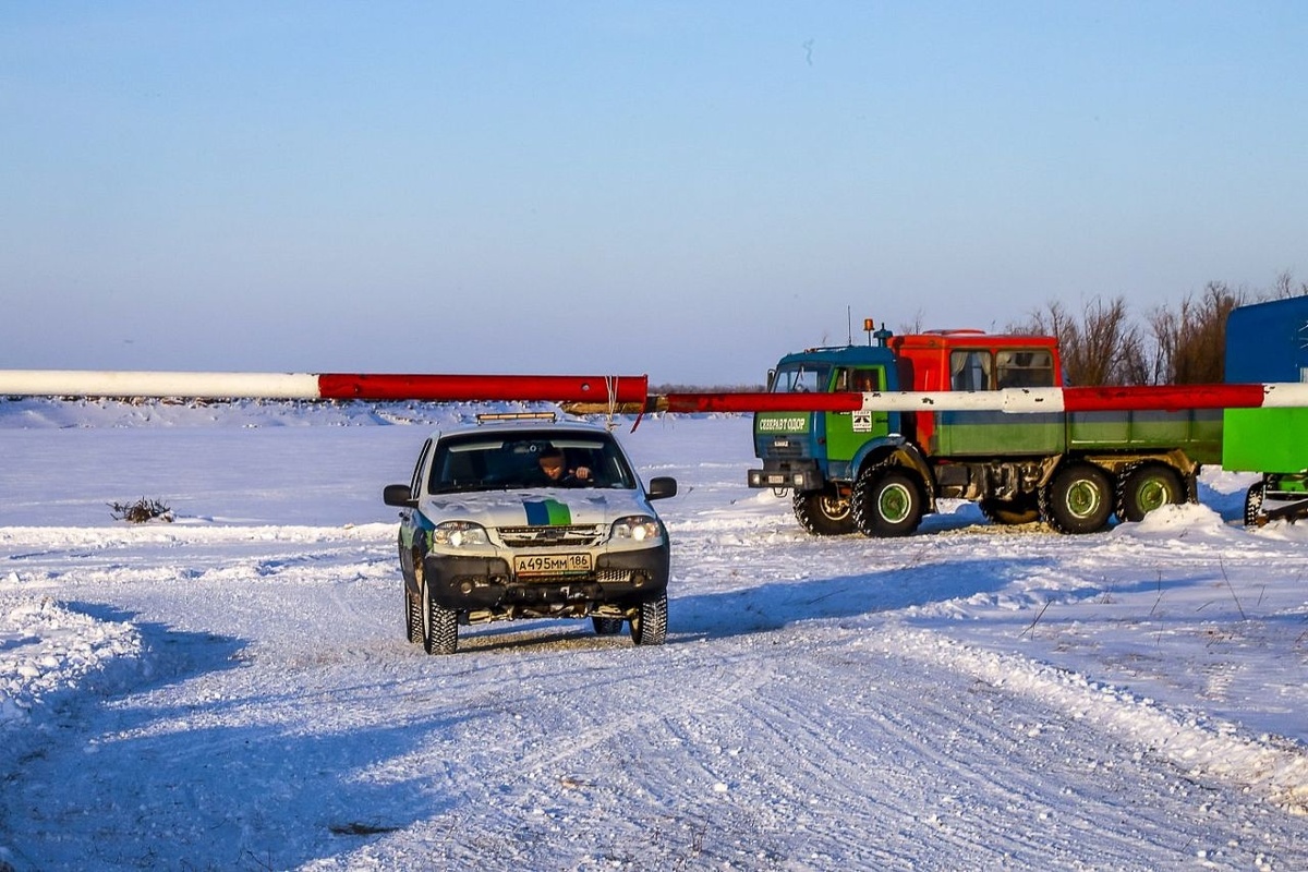    Причиной реверсивного движения на зимнике в ХМАО стал провалившийся под лёд трактор