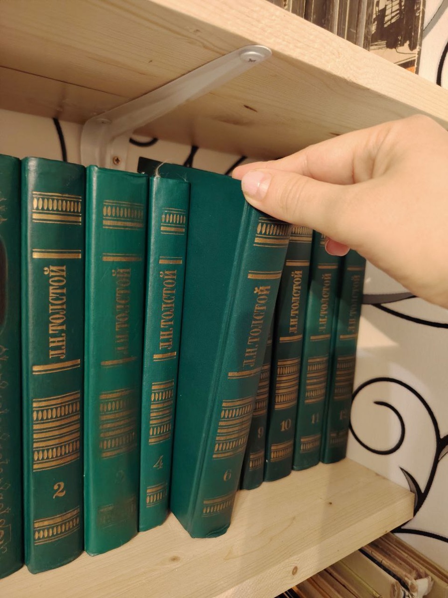 В библиотеке по-домашнему книги — это ячейки воспоминаний