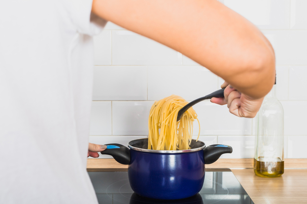    Первые упоминания спагетти появились в XII веке. Тогда их называли забавно: «сухие нити из теста». А ведь само итальянское слово spago означает «тонкий шнурок»Freepik