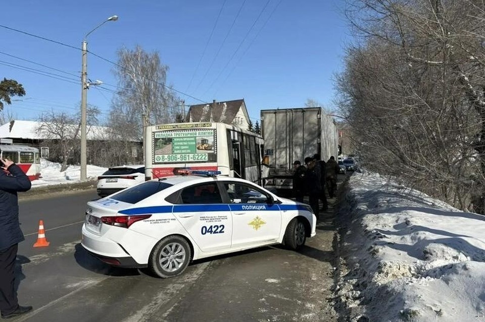    Автобус влетел в грузовик с прицепом пресс-службы ГУ МВД по Алтайскому краю