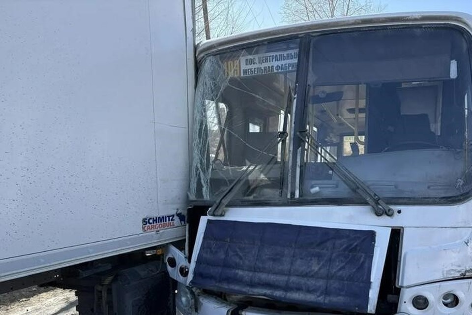    Автобус влетел в грузовик с прицепом пресс-службы ГУ МВД по Алтайскому краю