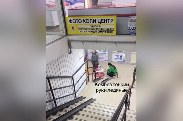    Отец оставляет ребенка на время работы. Фото: АиФ-Казань