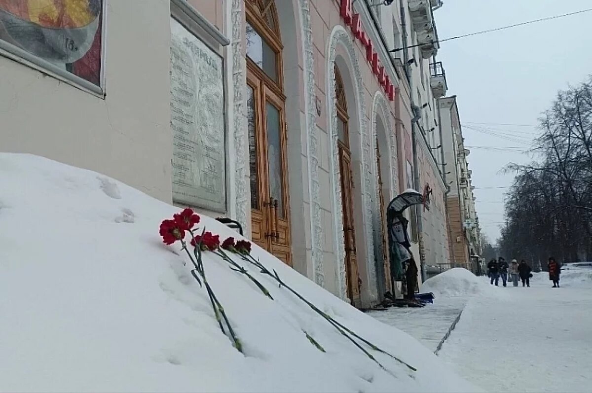    Екатеринбуржцы несут цветы к зданию «Коляда-театра»