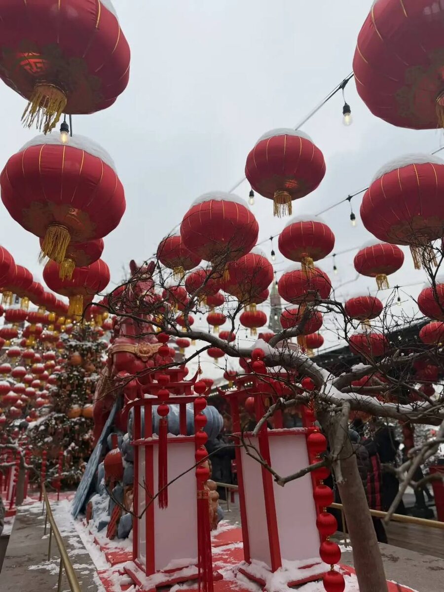 Манежная площадь вся в китайских фонарях 