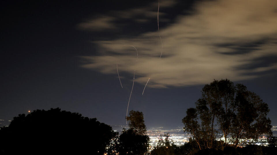     Иран нанес удары по Тель-Авиву, Хайфе и Восточному Иерусалиму REUTERS/Shir Torem