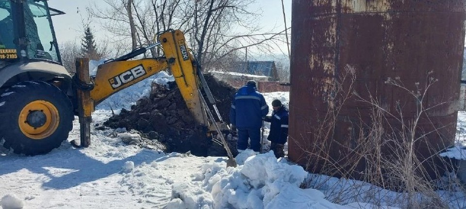    Жители села в Новокузнецком округе остались без воды из-за промерзшей трубы. Фото: t.me/a_sharnin.