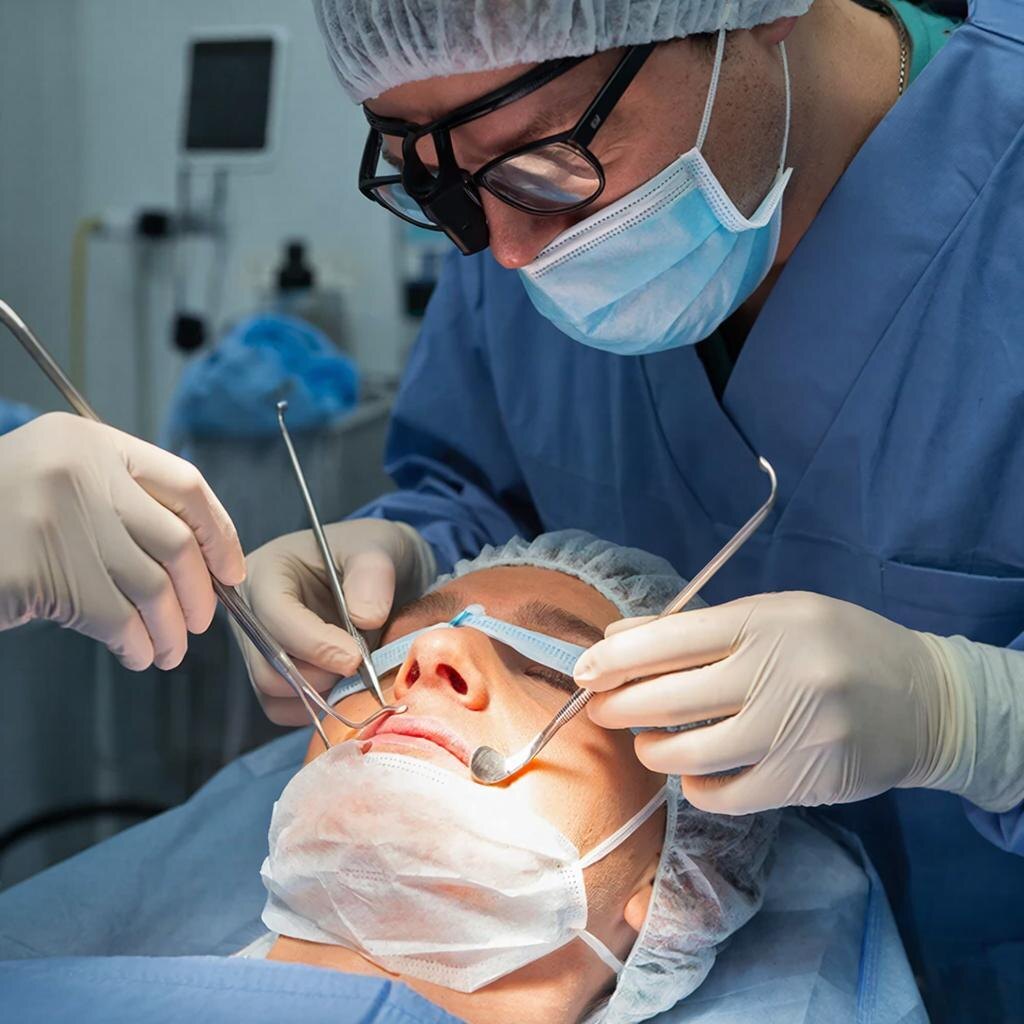 Пациентка теперь через суд пытается взыскать компенсацию лечения.  Фото: Изображение сгенерировано нейросетью / Станислав Казаченко