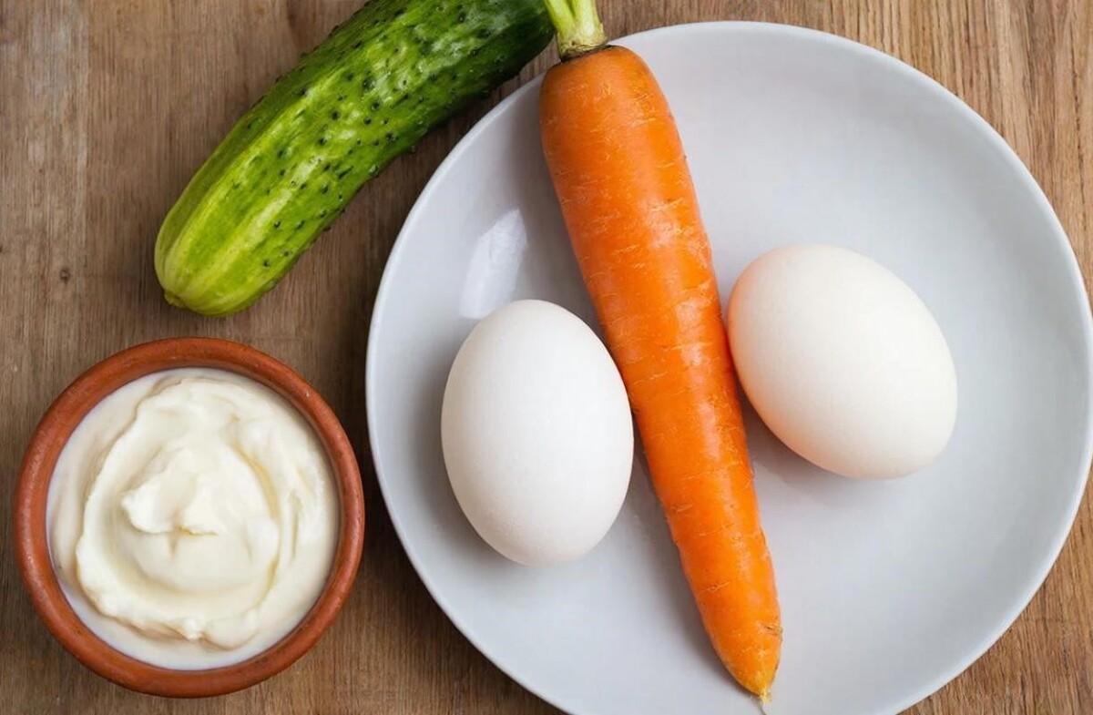 Цены на огурцы начали снижаться, а на яйца и морковь поползли вверх.  Фото: Изображение сгенерировано нейросетью / Дмитрий Мигалин