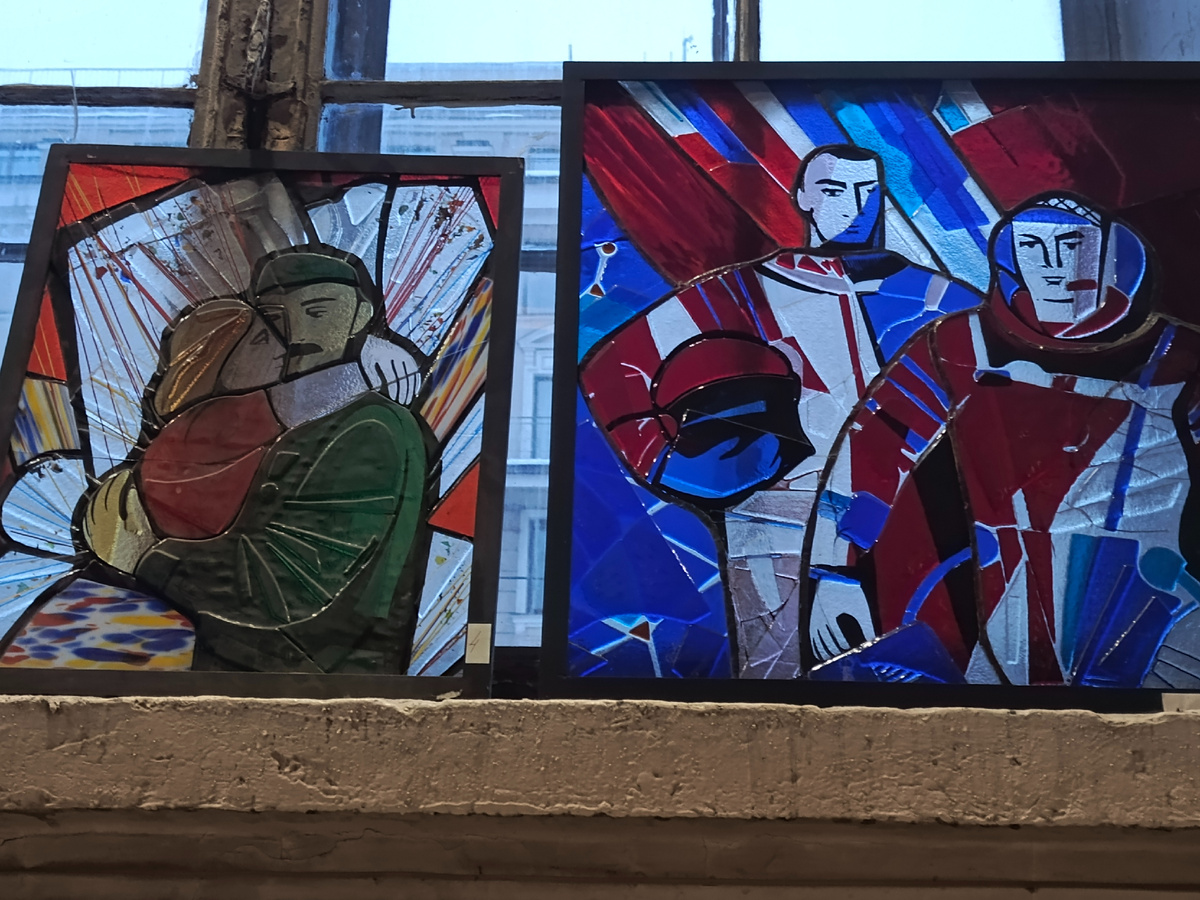 В мастерской изготавливают также витражи.