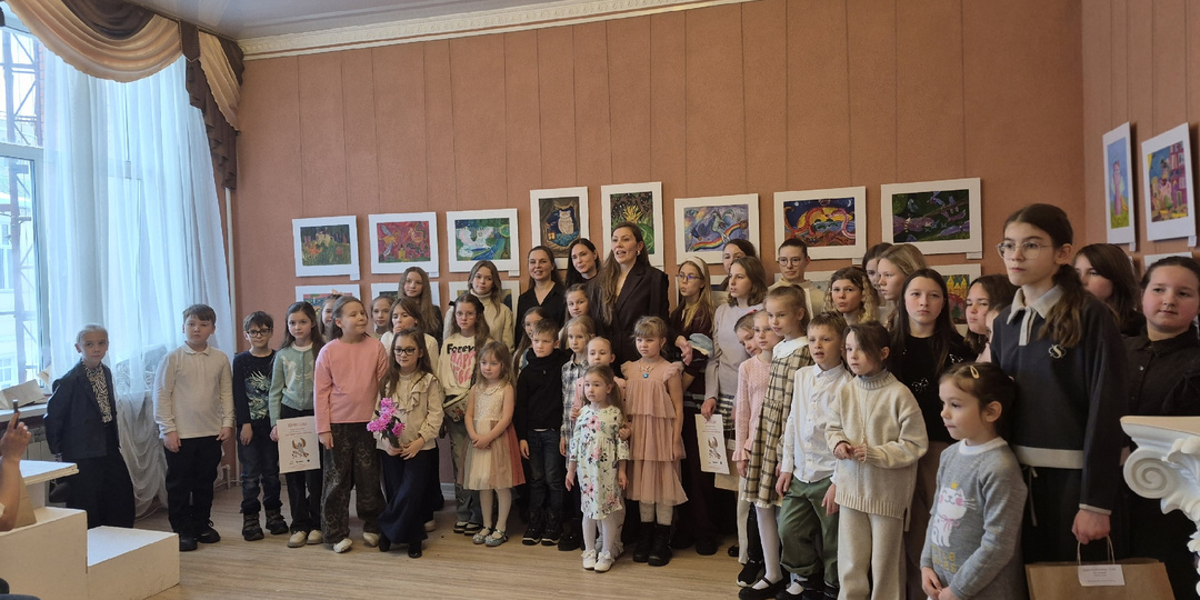 Зал союза художников. Юные живописцы тульских художественных студий представили свои работы на выставке-конкурсе "Мир удивительных животных"