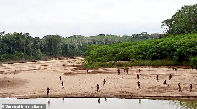Они появились словно тени, растворяясь под тяжестью джунглей и выходя на пляж.