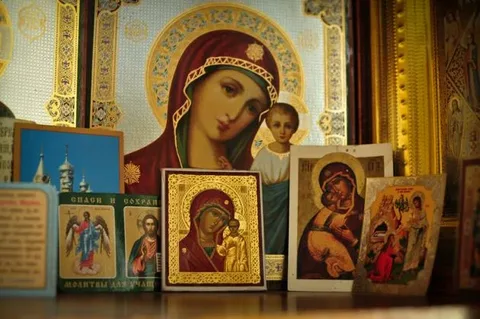 Куда нельзя ставить иконы даже в маленькой квартире?