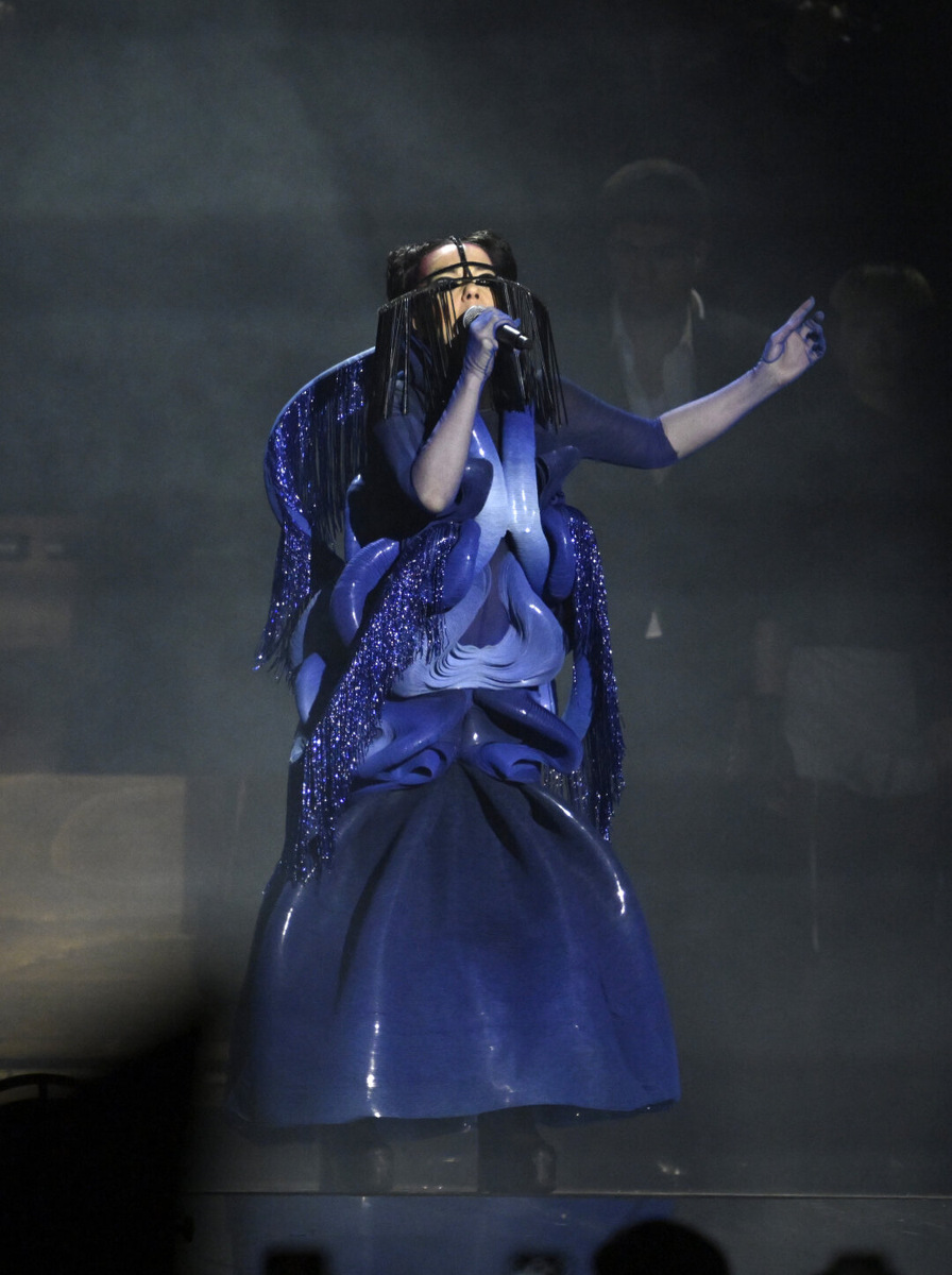    Сюрприз вечера: Бьорк присоединилась к Розалии во время исполнения Berghain. Это ее первое выступление на сцене BRIT Awards более чем за 30 лет (с 1994 года!) Фото: Gareth Cattermole/Getty Images