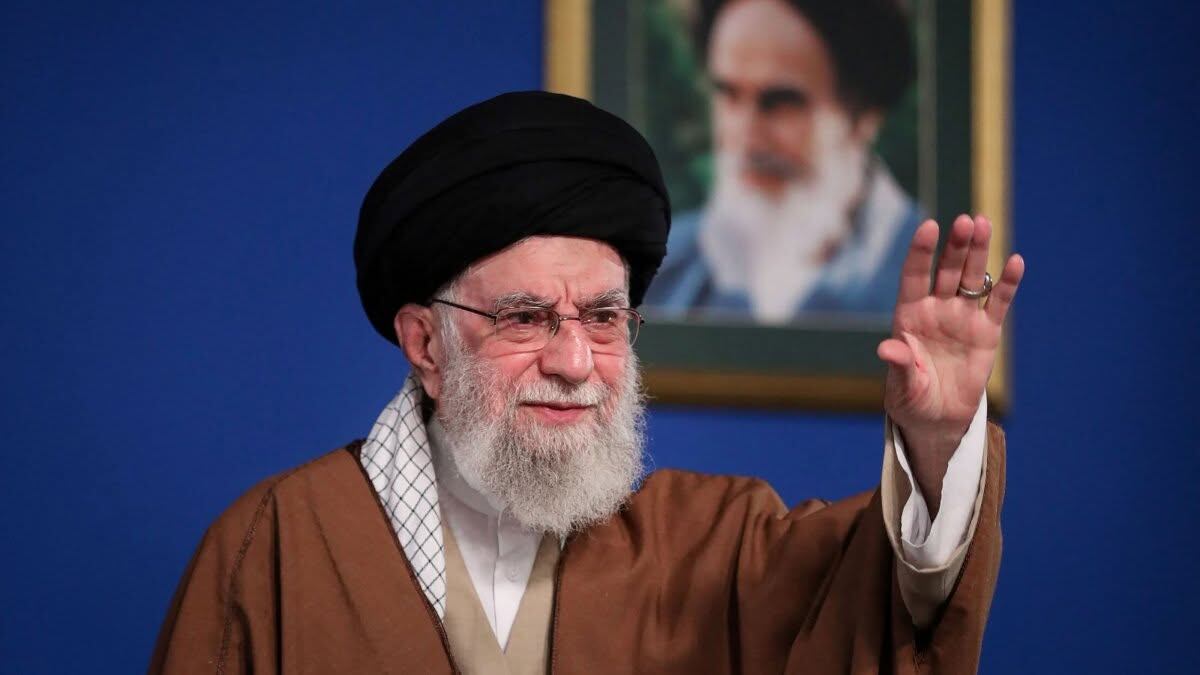 Али Хаменеи – последователь имама Хомейни, портрет которого висит на стене