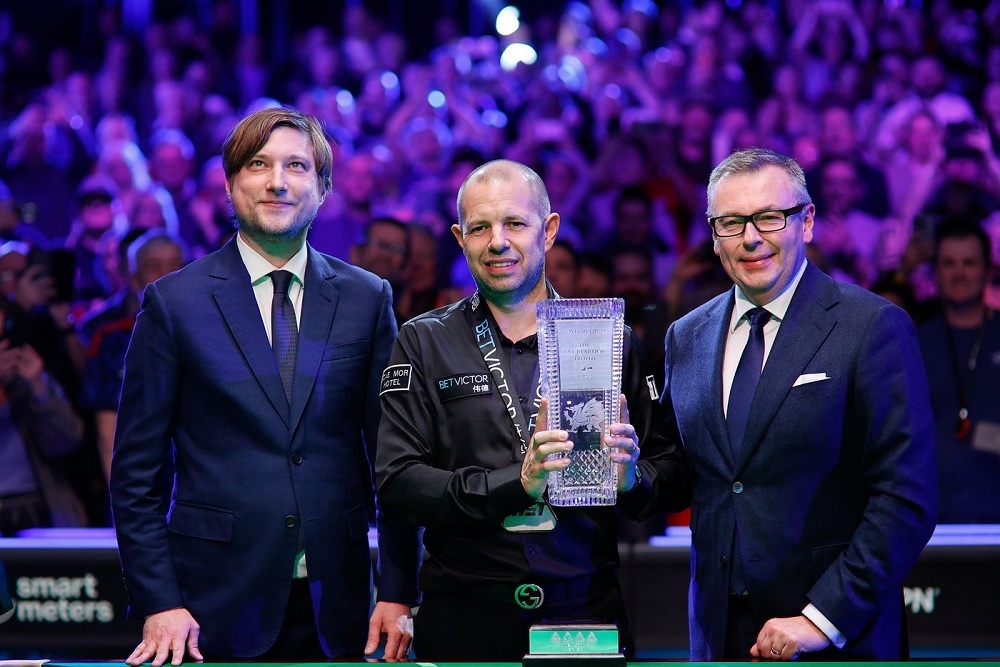 Барри Хокинс с трофеем. Фото: WST