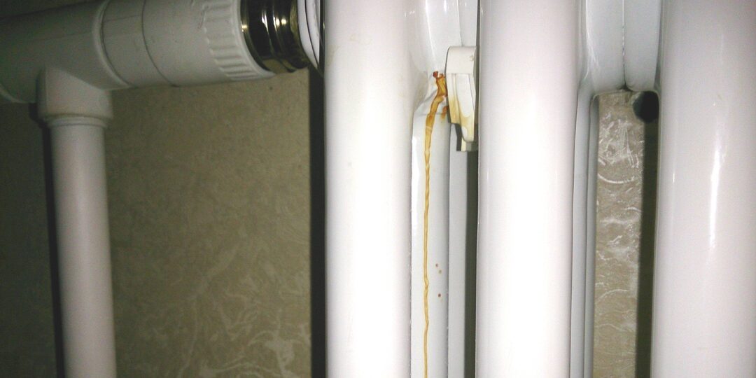 Батарея потекла в самый неподходящий момент: что можно делать до приезда сантехников