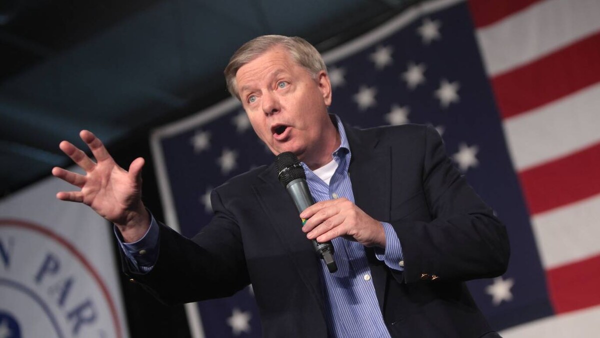     Линдси Грэм (включен в список террористов и экстремистов на территории РФ)   
(cc) Gage Skidmore