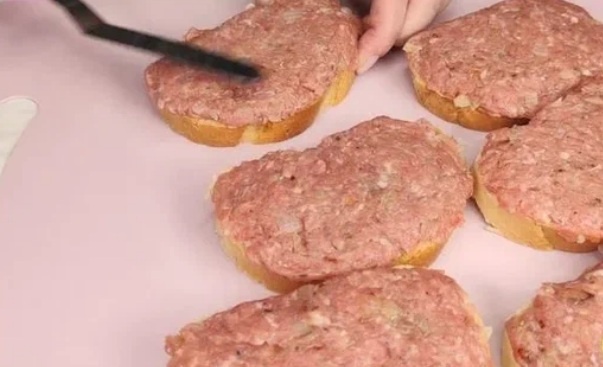 Бутерброды с фаршем в духовке.