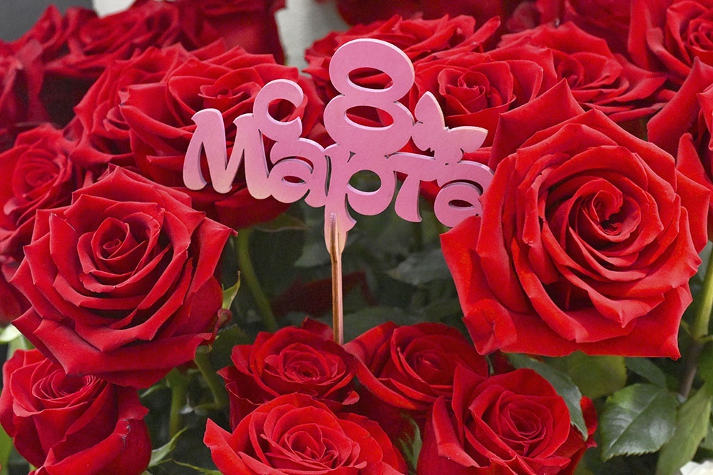    8 Марта - праздник весны и красоты, который ежегодно отмечают миллионы людей. В этот день принято дарить женщинам цветы, подарки и теплые слова. / Илья Наймушин/ РИА Новости