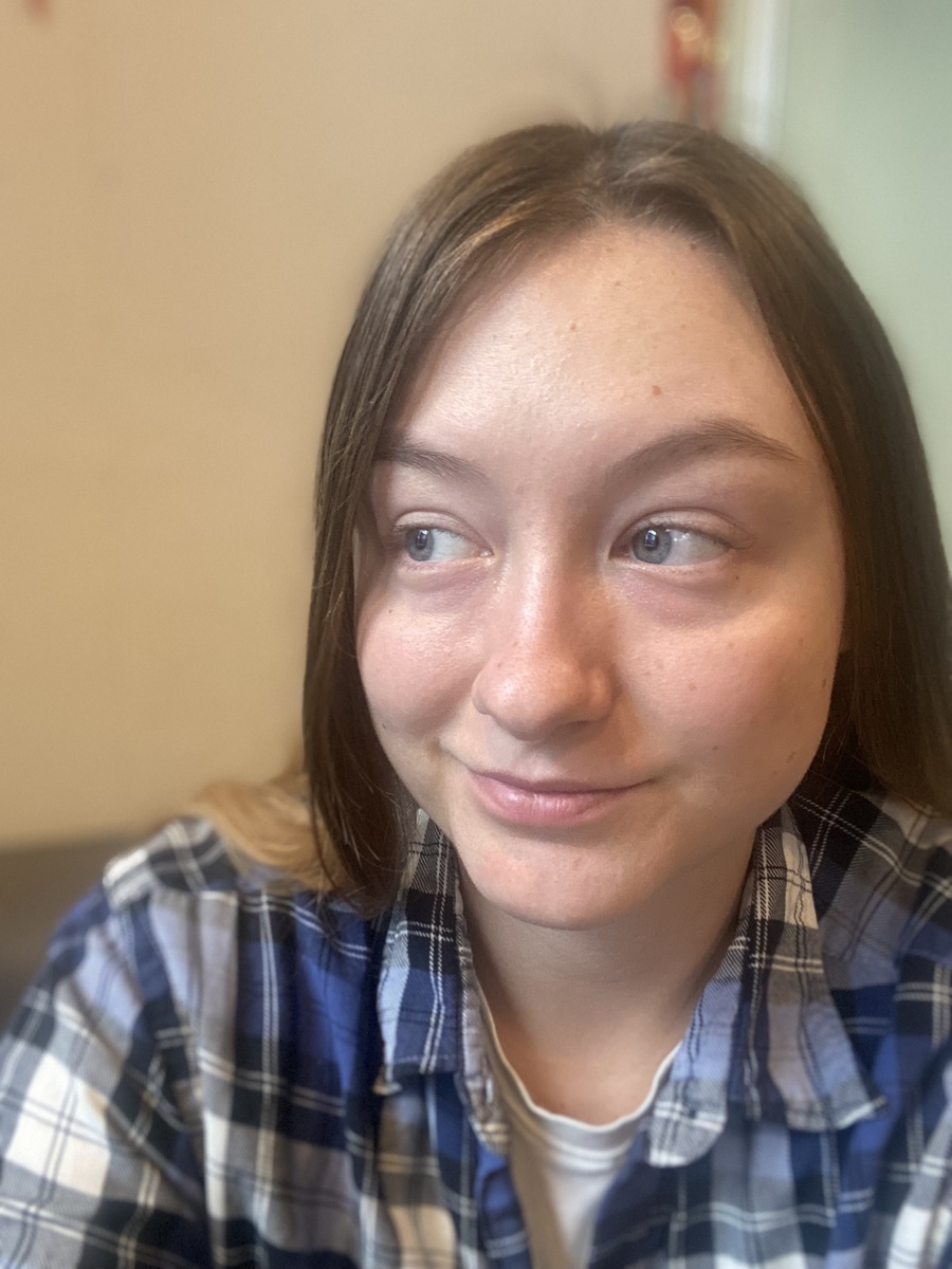 Я тоже работаю над своей социофобией. Это фото я сделала в заведении,среди других людей. Раньше я , скорее всего, не смогла бы его сделать из-за сильного стеснения.