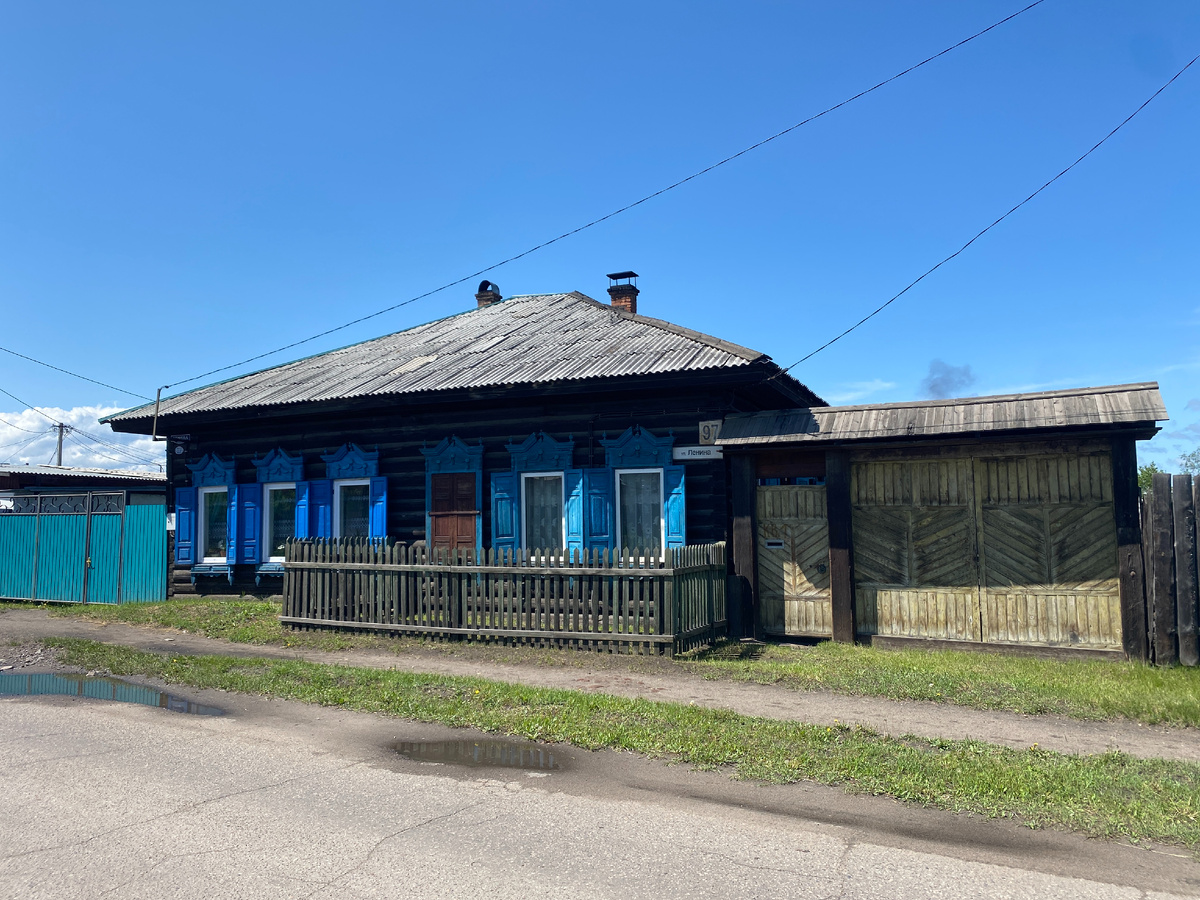 Общий вид с ул. Ленина на главный фасад, фотография выполнена автором