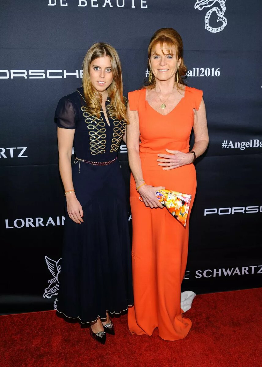 Принцесса Беатрис с мамой Сарой Фергюсон📷
