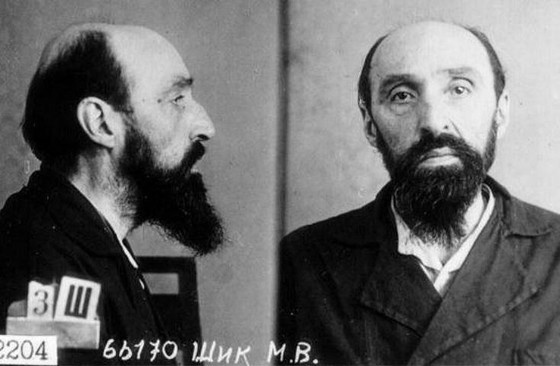 Тюремное фото иерея Михаила Владимировича Шика. О расстреле семья узнала лишь в 1990 году. К тому времени супруги иерея Михаила, Натальи Шаховской, уже не было в живых. Она умерла во время Великой Отечественной войны и опекунство над несовершеннолетними детьми взяла бабушка – так они получили материнскую фамилию Шаховских. Фото: портал "Правмир"