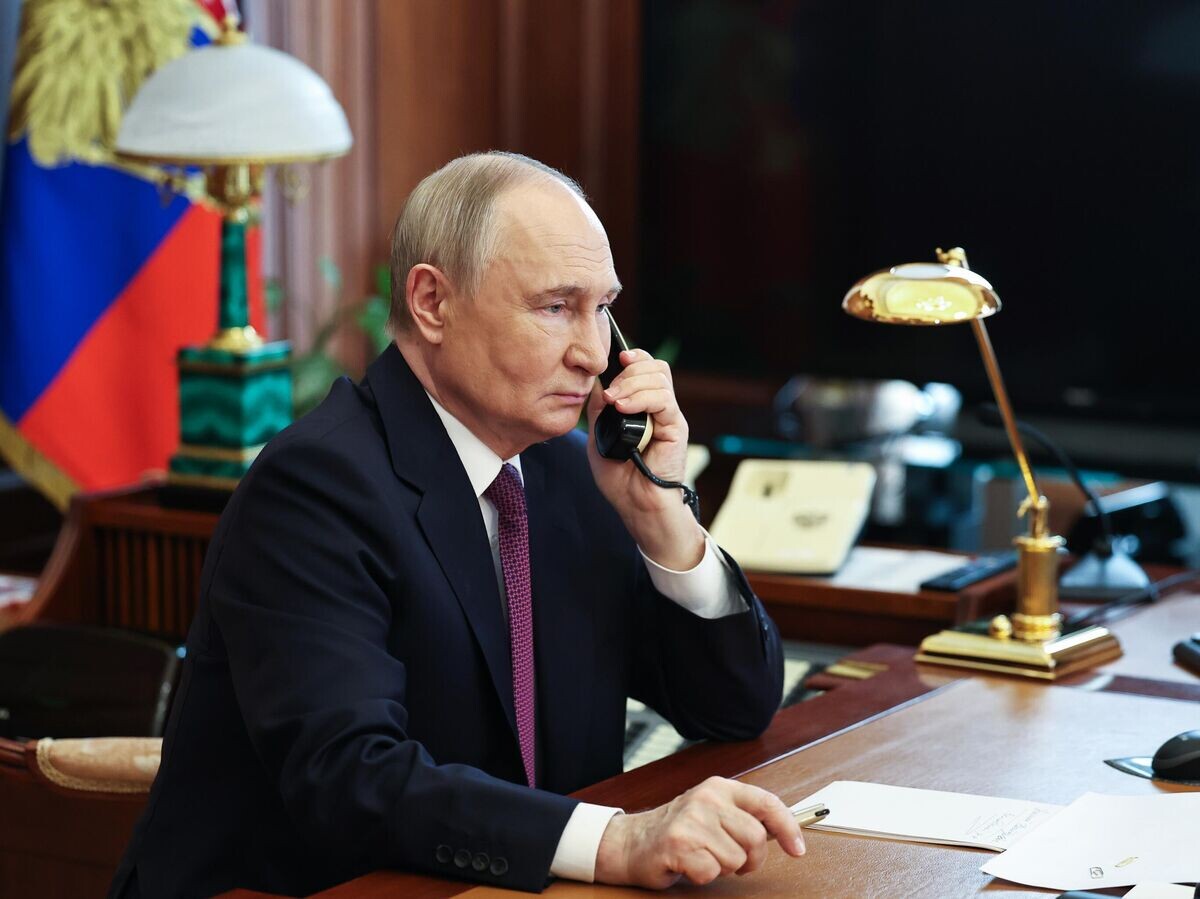    Президент России Владимир Путин во время телефонного разговора | © РИА Новости / POOL