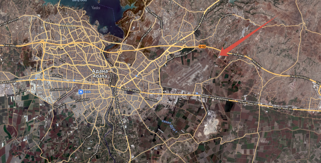 Авиабаза Инжерлик в Турции (см. по стрелке, "затёрта" изначально).