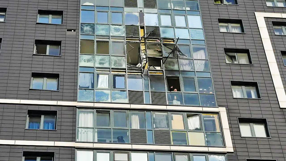 В многоэтажках выбиты окна, есть повреждения кровли.📷Фото: max.ru / kravchenko_glava_nvrsk