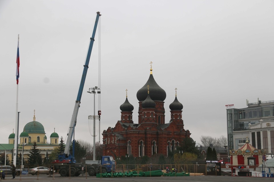    Главную новогоднюю ёлку Тулы начали разбирать на площади Ленина Алексей ФОКИН