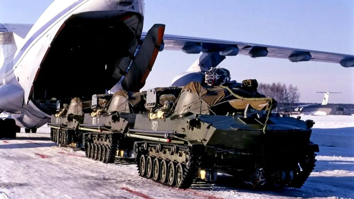 Загрузка техники в Ан-22