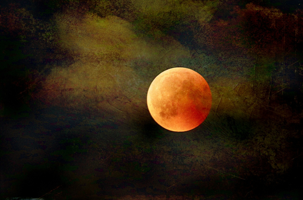  Не стоит бояться Полнолуния и Затмения: они покажут, в какой именно сфере стоит пересмотреть свои приоретиты, чтобы открылись новые возможности. Фото: elements.envato