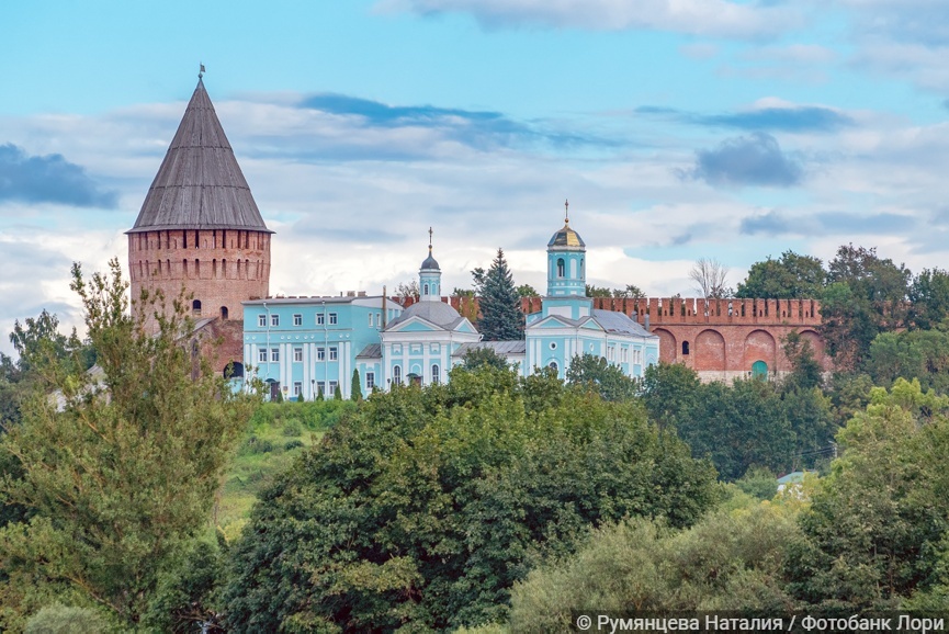 Башня Веселуха Смоленской крепостной стены. Церковь Покрова Пресвятой Богородицы и здание православной духовной семинарии